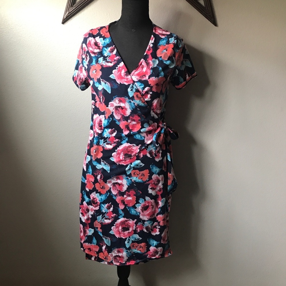 Hello Miz Maternity floral wrap dress - Picture 4 of 9